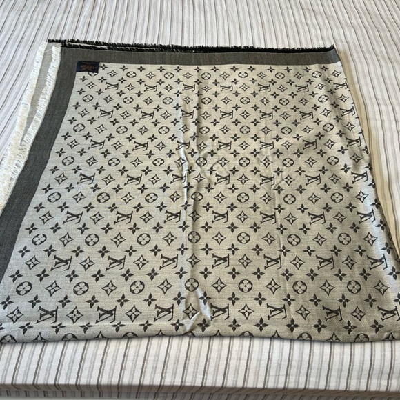 Louis Vuitton shawl - Picture 3 of 4